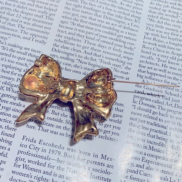 Black pearlized bow brooch gold tone - Picture 3 of 10